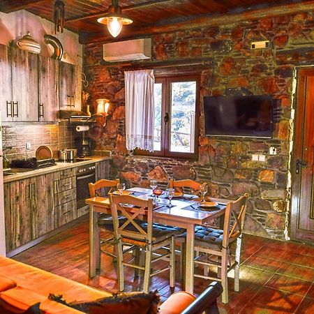 "Pefkopetro" Traditional House Keramotí Exteriör bild