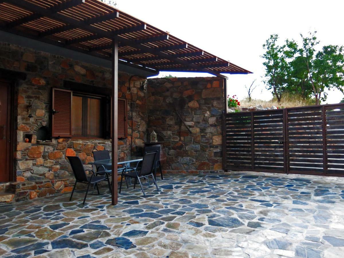 "Pefkopetro" Traditional House Keramotí Exteriör bild