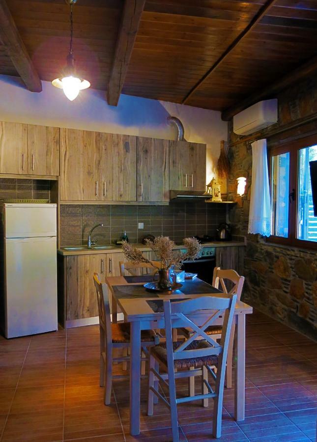 "Pefkopetro" Traditional House Keramotí Exteriör bild